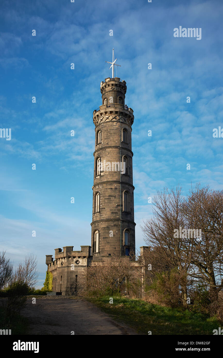El Nelson Monument sobre Calton Hill en Edimburgo Foto de stock