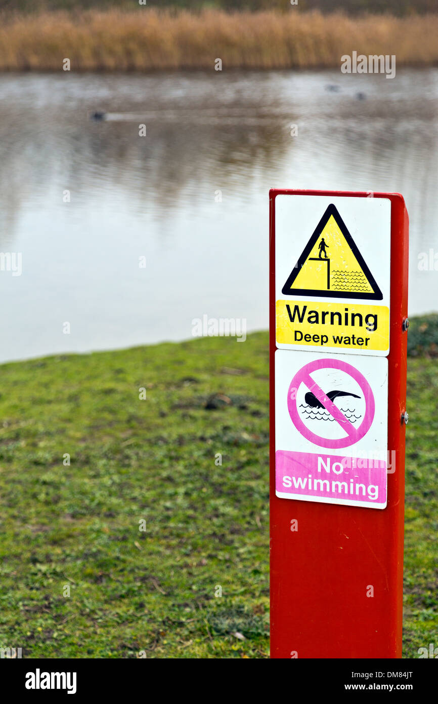 Señal de advertencia no podías nadar en aguas profundas en el lago Foto de stock