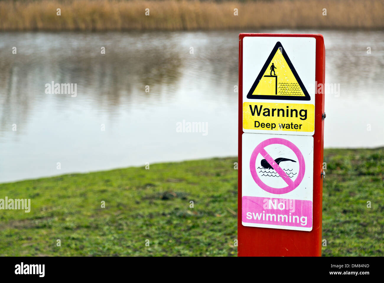 Señal de advertencia no podías nadar en aguas profundas en el lago Foto de stock
