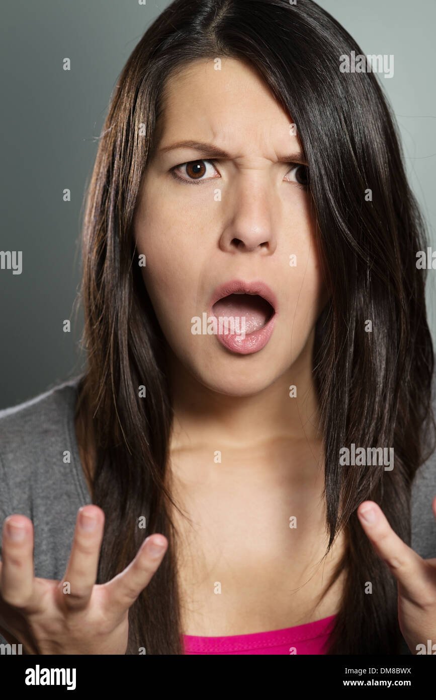 Mujer joven con una expresión horrorizada Foto de stock