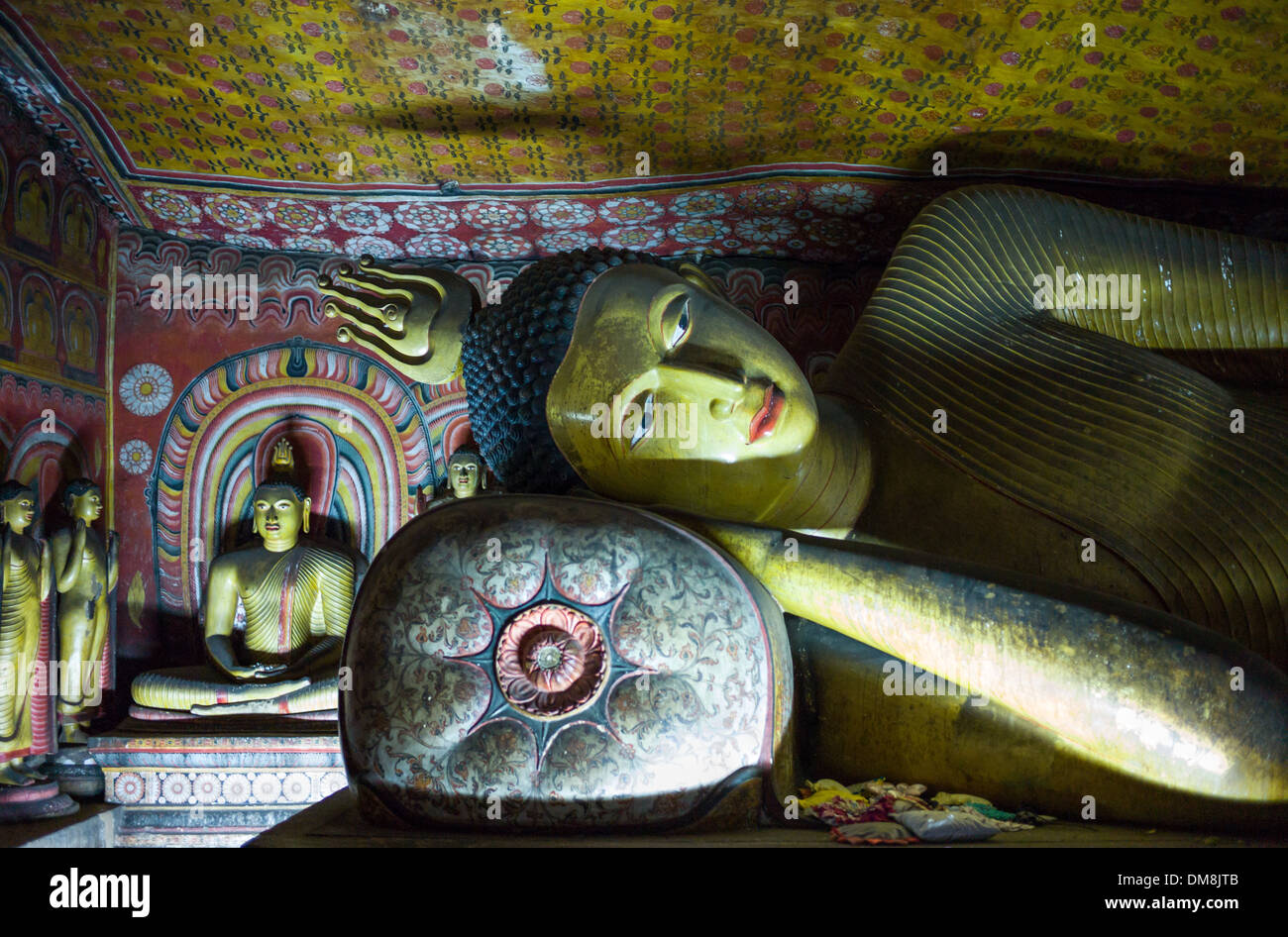 Sri Lanka, la mentada Buddah Danbulla estatua en el interior del templo de Rock Foto de stock