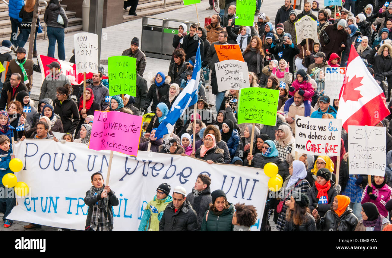Manifestación en contra de la nueva propuesta de carta de valores en Montreal, Canadá - El gráfico prohíbe los signos religiosos en el servicio público. Foto de stock