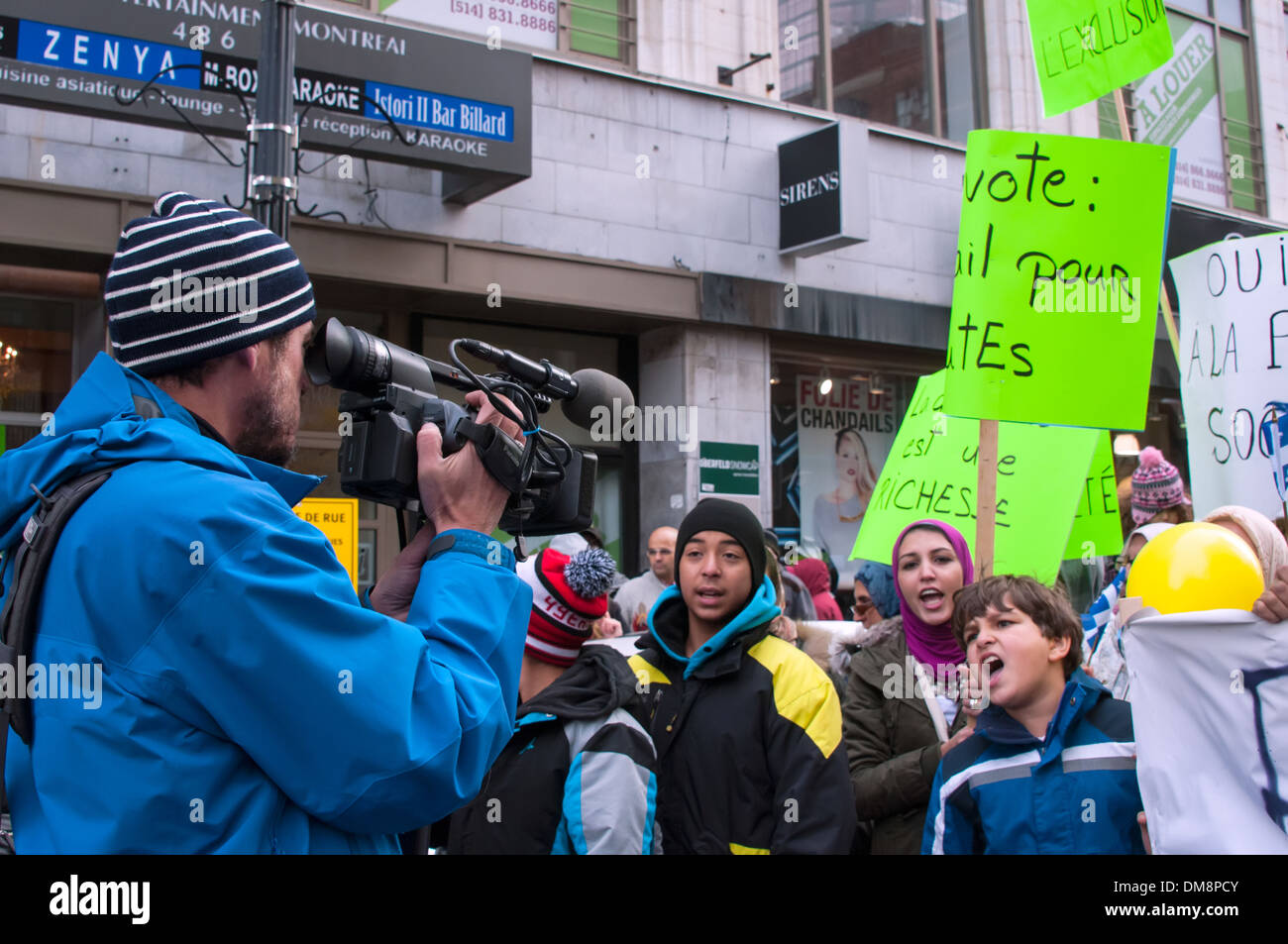 Periodista durante la demostración Montreal Foto de stock