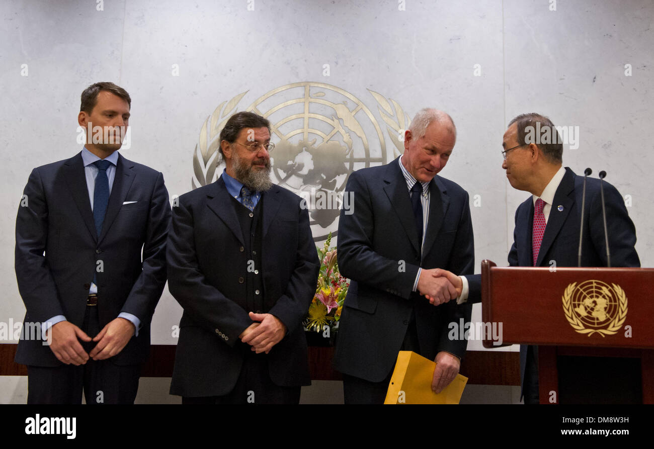 Nueva York, Estados Unidos. 12 dic, 2013. El Secretario General de la ONU, Ban Ki-moon (1R) se da la mano con Ake Sellstrom (2R), jefe de un equipo de sondeo internacional sobre el presunto uso de ataques de armas químicas en el conflicto sirio, en la sede de la ONU en Nueva York, Estados Unidos, el 12 de diciembre, 2013. El equipo conjunto de las Naciones Unidas y la Organización para la Prohibición de las Armas Químicas (OPAQ) anunció el jueves que "concluye que se han utilizado armas químicas en el conflicto en curso entre las partes en la República Árabe Siria." crédito: Niu Xiaolei/Xinhua/Alamy Live News Foto de stock