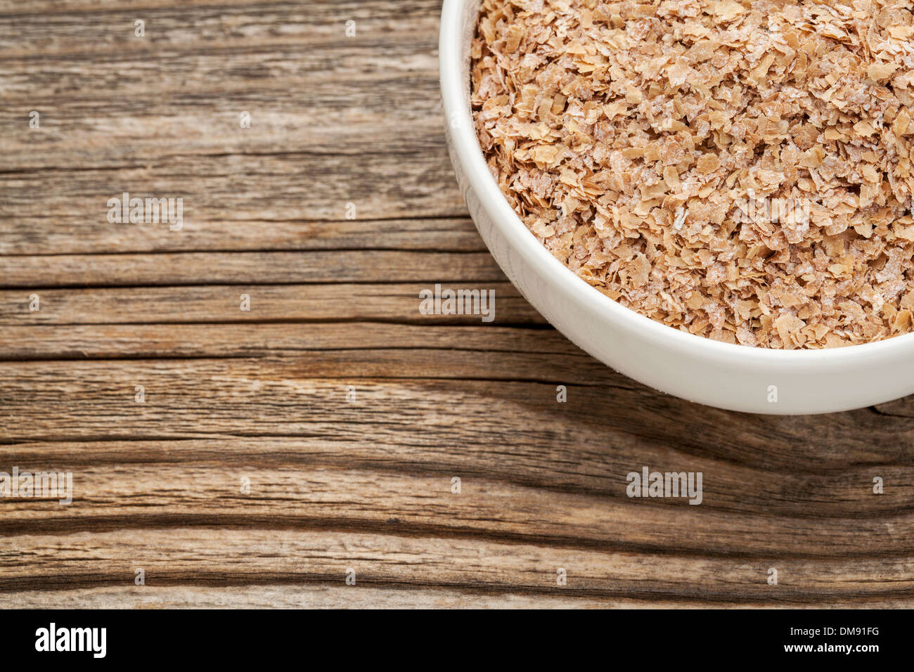 El salvado de trigo - un cuenco de cerámica sobre fondo de madera de grano  Fotografía de stock - Alamy