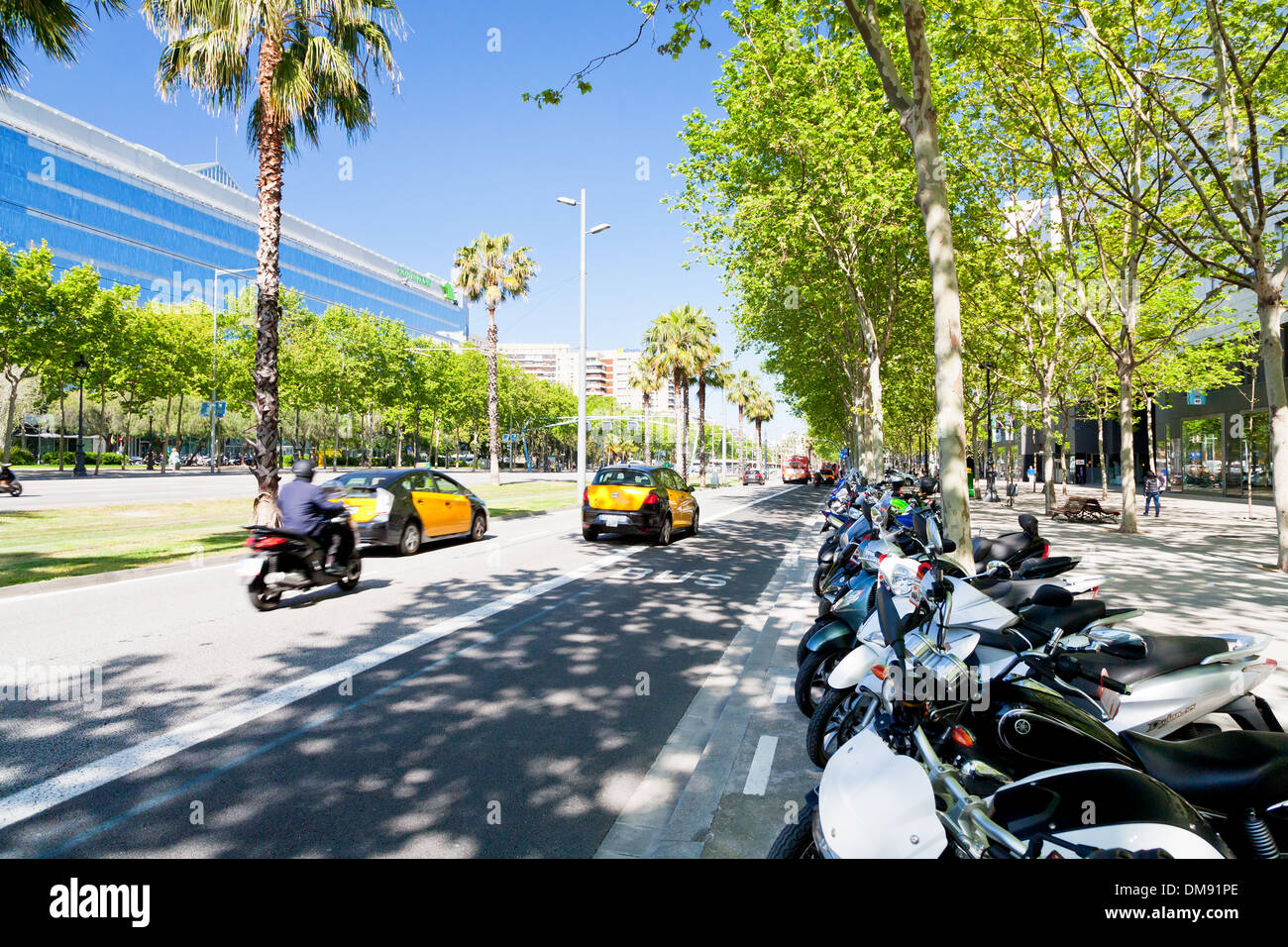 La Avinguda Diagonal mayor y más importantes avenidas de Barselona, España Foto de stock