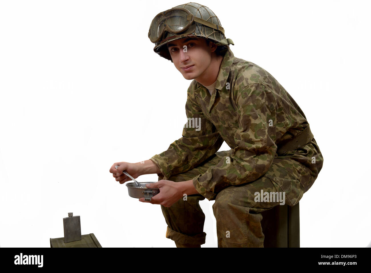 Joven soldado americano con uniformes de camuflaje, toma sus comidas  Fotografía de stock - Alamy