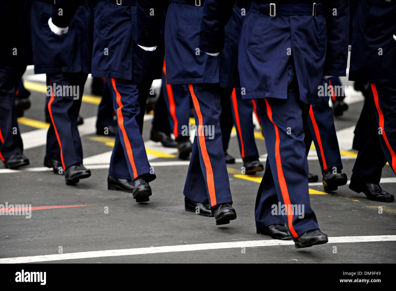 Las piernas del personal militar se ven durante un desfile militar día nacional Foto de stock