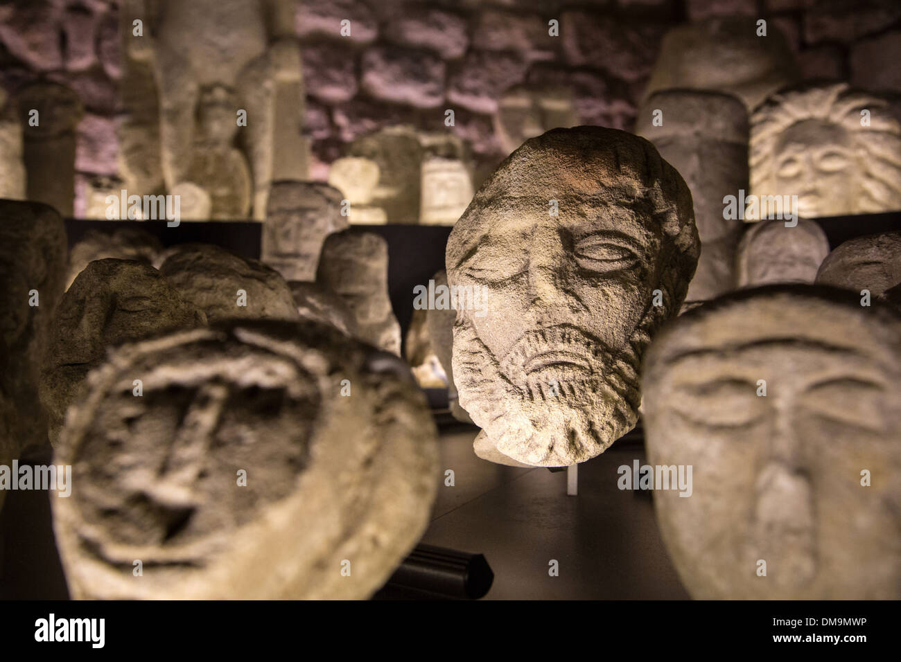 Cabeza de un hombre barbado, ex-VOTO EN EL TEMPLO DE CURACIÓN EN EL BOSQUE DE HALATE, Museo de Arte y Arqueología en el ex obispo'ÄôS PALACE, Senlis, OISE (60), FRANCIA Foto de stock