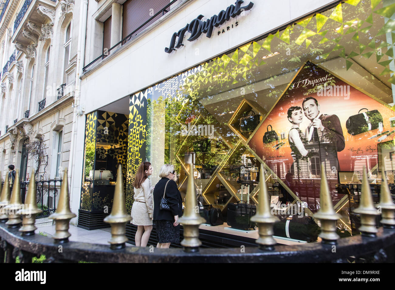 La mujer DELANTE DE LA VENTANA DE UN S.T. Tienda de Dupont, la avenida Montaigne, 8º arrondissement de París, Francia Foto de stock
