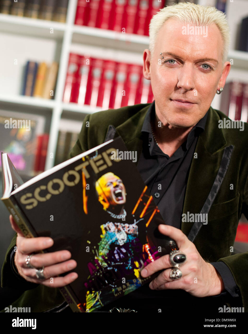 Berlín, Alemania. 13 dic, 2013. El cantante de la banda Scooter, H.P.  Baxxter, sostiene su libro 'scooter: Siempre Hardcore' tras una entrevista  en Berlín, Alemania, el 13 de diciembre de 2013. Foto: