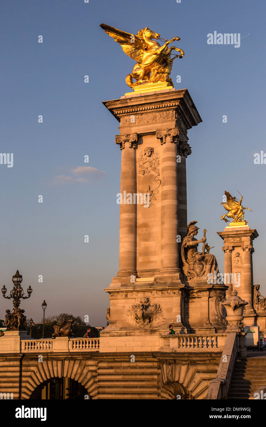 Estatua de Pegaso, el caballo alado, Pont Alexandre III PUENTE, 7º arrondissement de París, Francia Foto de stock