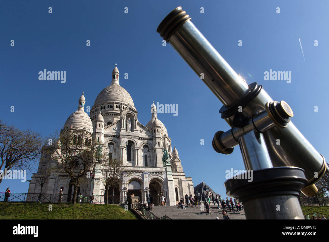 Visión DE LARGO PLAZO DEL PUNTO DE VISTA DE LA Basílica Sacré-Coeur y Montmartre, 18º arrondissement de París, Francia Foto de stock