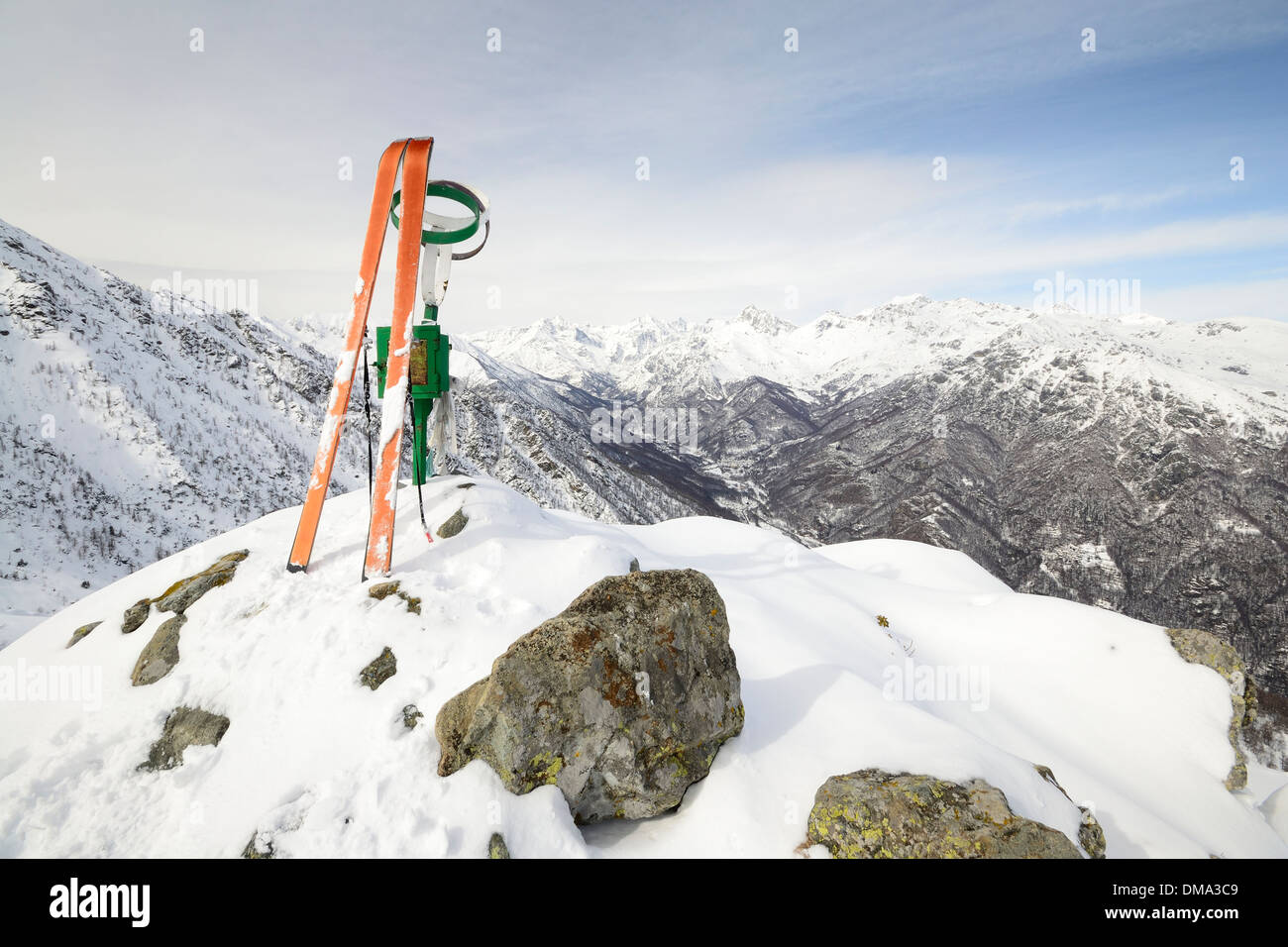 Back country ski y Ski tour en equipamiento escénico antecedentes alpino Foto de stock