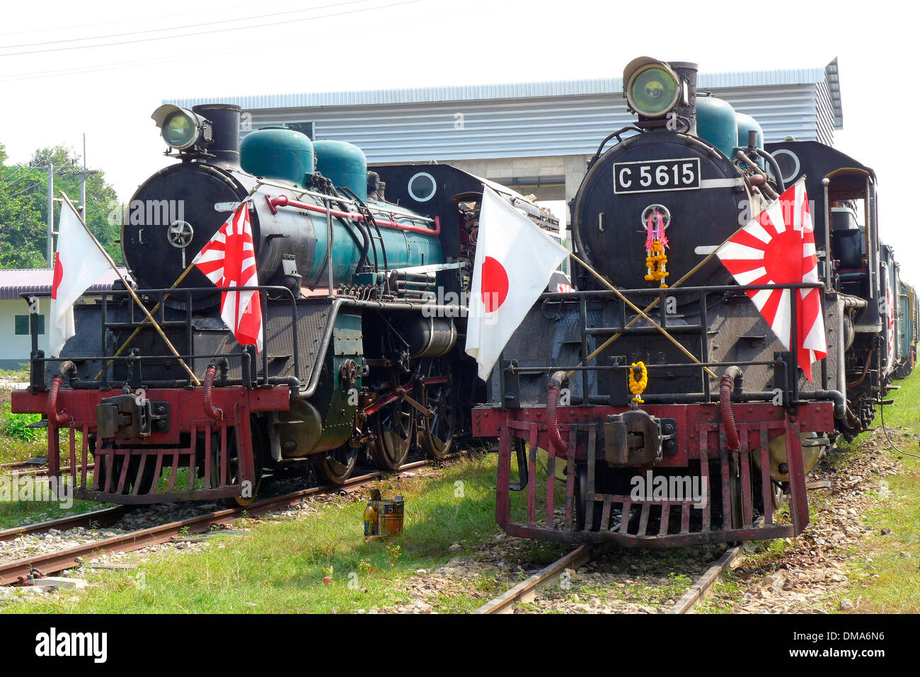 Vintage WW2 japonés los trenes a vapor en el río Kwai Bridge festival en Tailandia Foto de stock