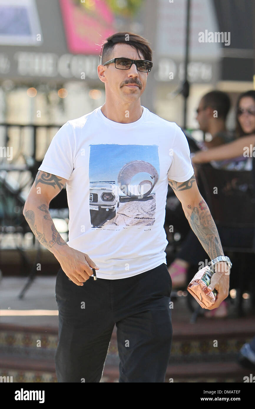 Anthony Kiedis deja Urth Cafe en West Hollywood en su motocicleta Harley  Davidson después de almorzar con una compañera Fotografía de stock - Alamy
