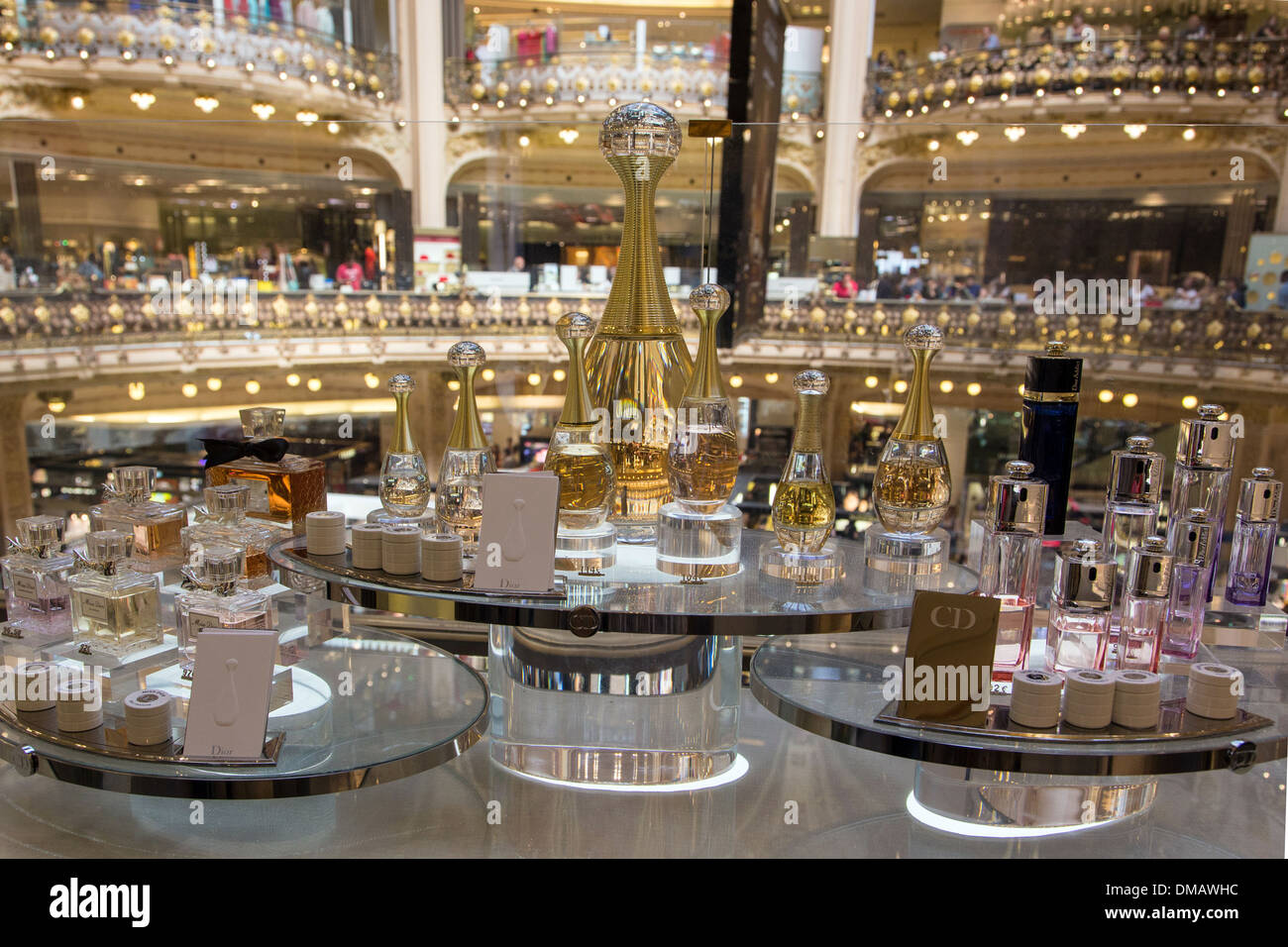 Los productos de lujo y perfumes boutiques de diseñador en las Galerías Lafayette, los grandes almacenes de París, Francia (75). Foto de stock