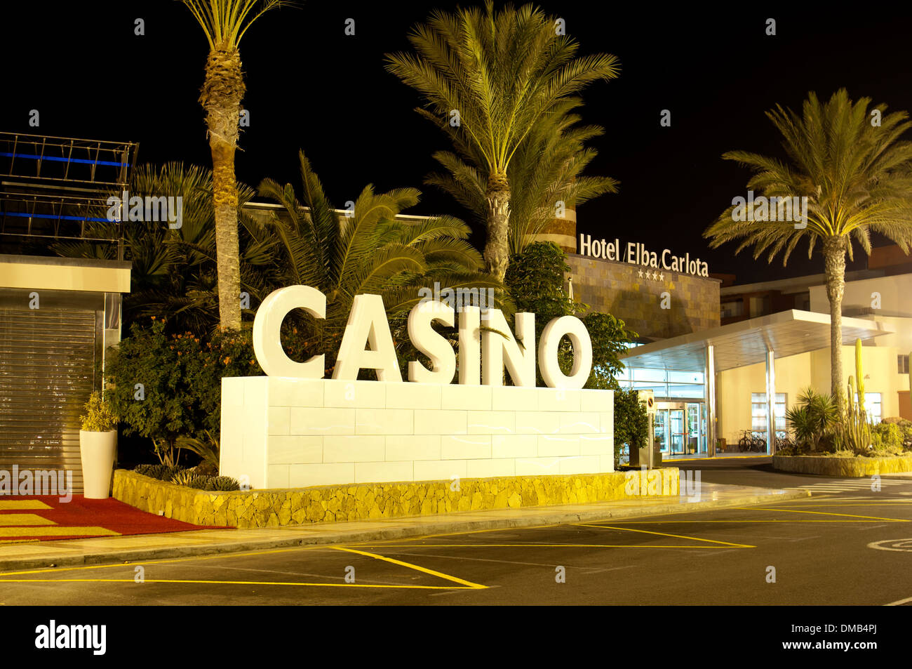 Signo del casino en la noche, Caleta de Fuste, Fuerteventura ...