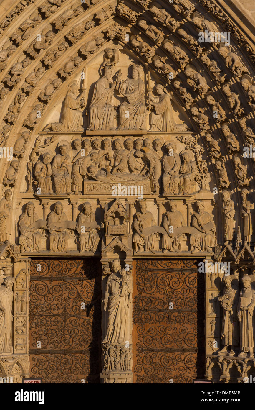 La puerta de la Virgen en la catedral de Notre-Dame de París, situada en la  ILE DE LA CITE EN EL CENTRO HISTÓRICO DE PARÍS, La Catedral es el sitio más  visitado