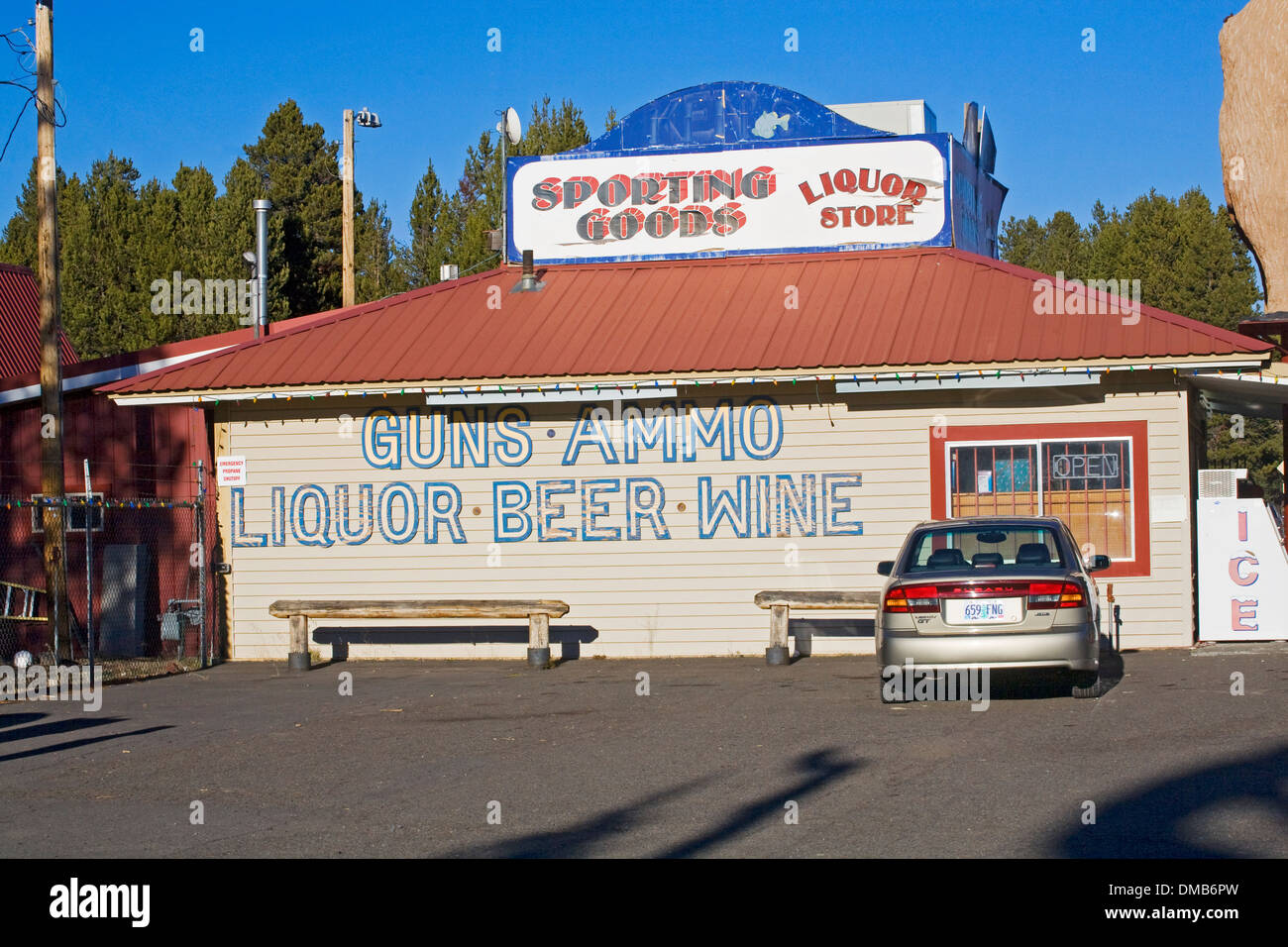 Una tienda de licor que también vende armas y municiones en Oregon Central Foto de stock