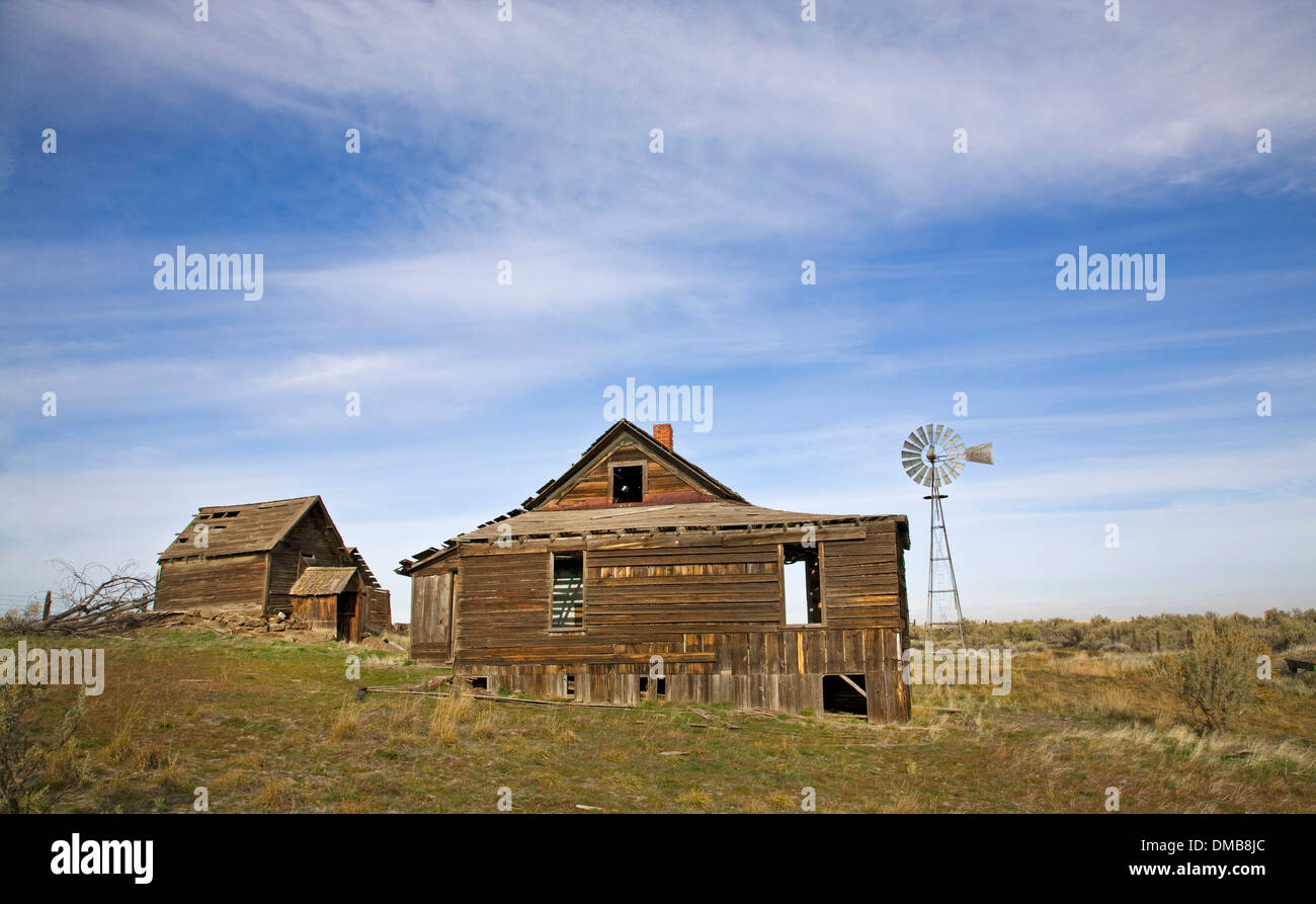 Una abandonada la depresión era la granja en el Sagebrush llanuras cerca de la ciudad de Kent, en el centro-norte de Oregon Foto de stock