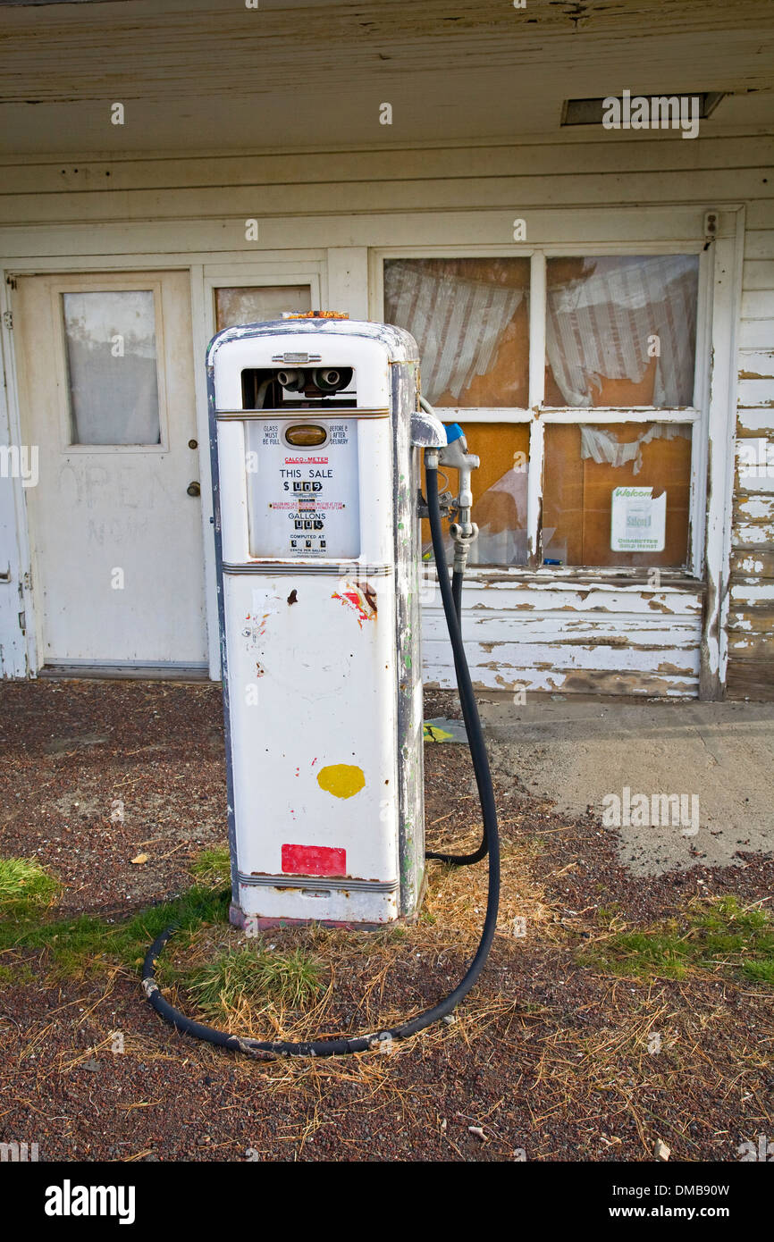 Una antigua bomba de gasolina en la ciudad fantasma de Kent, Oregon. La estación cerrada cuando el gas fue de 69,9 centavos por galón Foto de stock