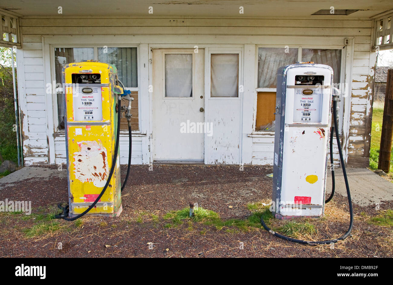 Un antiguo juego de bomba de gasolina en la ciudad fantasma de Kent, Oregon. La estación cerrada cuando el gas fue de 69,9 centavos por galón Foto de stock