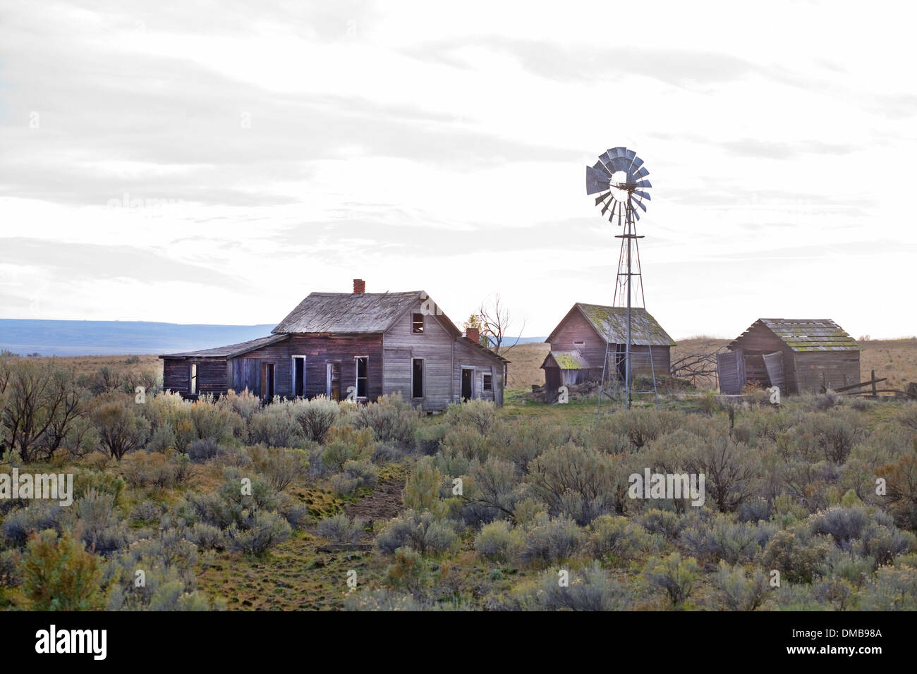 Una abandonada la depresión era la granja en el Sagebrush llanuras cerca de la ciudad de Kent, en el centro-norte de Oregon Foto de stock