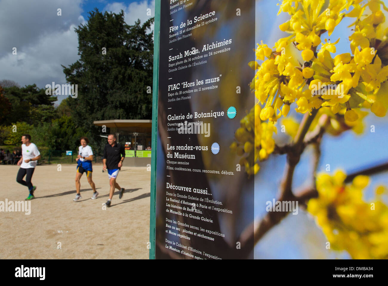 Signo de la información y de los deportistas en el Jardin des Plantes, 5º arrondissement de París, (75), Ile-de-France, Francia Foto de stock