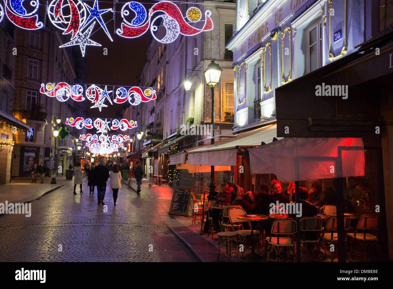 Luces en la noche de Navidad en la Rue Montorgueil en París, Francia Foto de stock