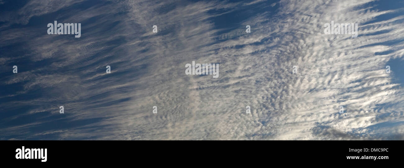Patrones en la naturaleza de las nubes del cielo azul de nubes cirrus Foto de stock