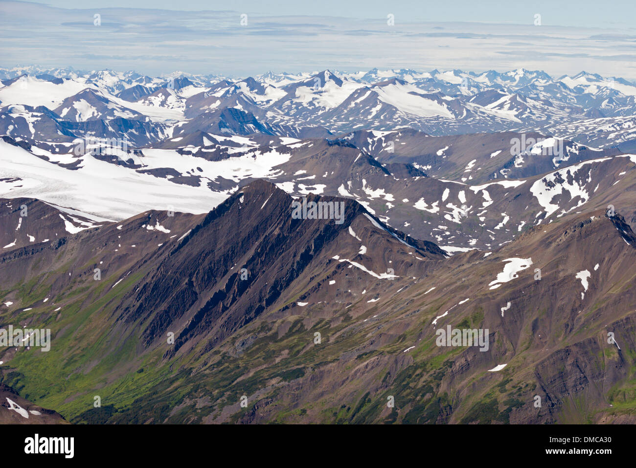 Montañas Rocosas canadienses picos cubiertos de nieve en verano Foto de stock