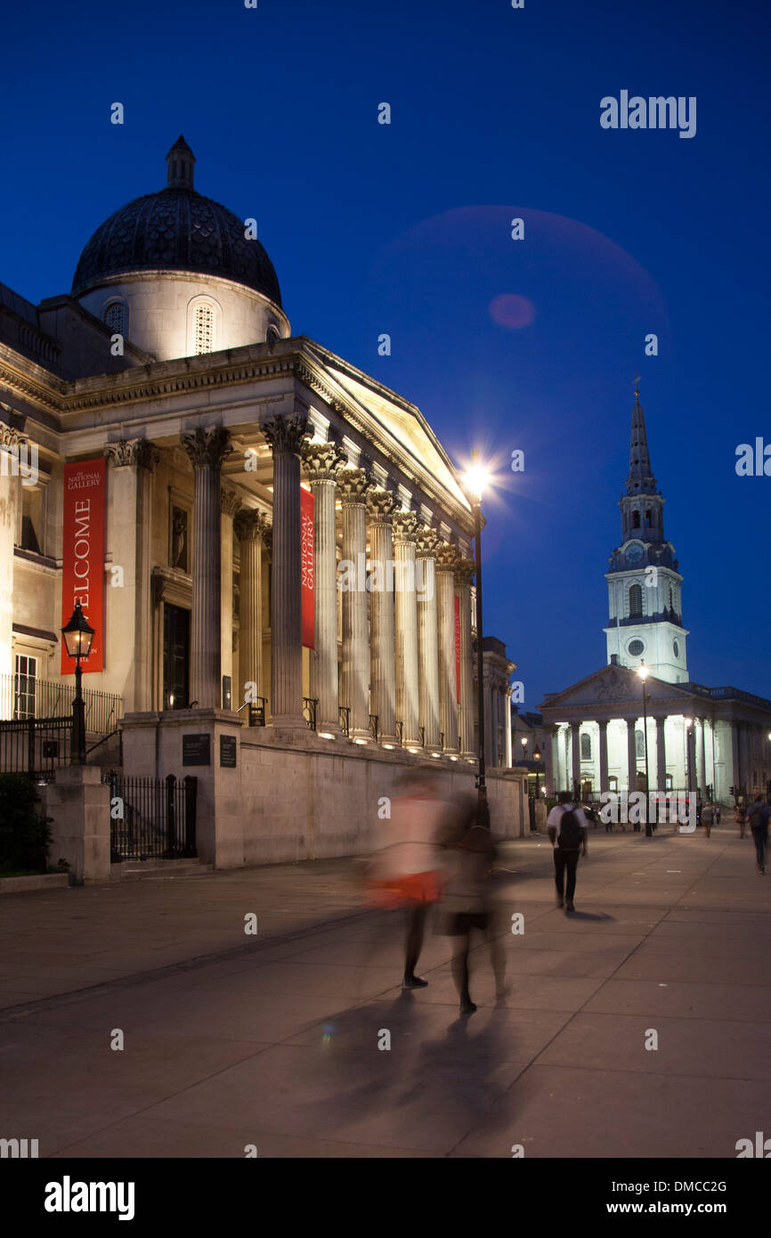 Trafalgar Square, la National Gallery y por la noche, Londres Foto de stock