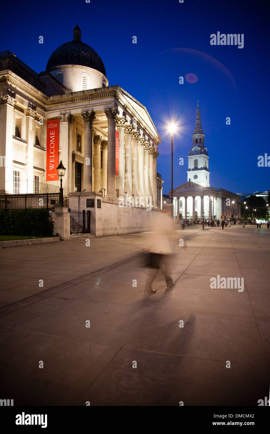 Trafalgar Square y la National Gallery al anochecer, Londres, Reino Unido. Foto de stock