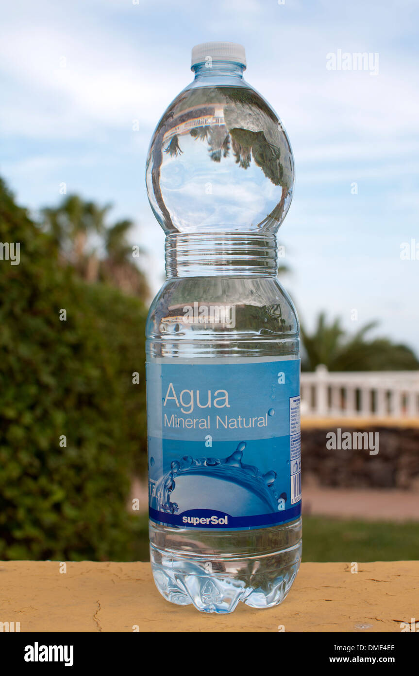 Spanish water bottle fotografías e imágenes de alta resolución - Alamy