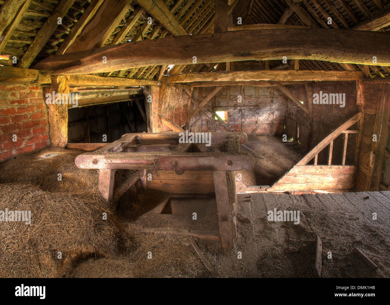Bastidor de madera y ladrillo interior del granero de heno, Warwickshire, Inglaterra. Foto de stock