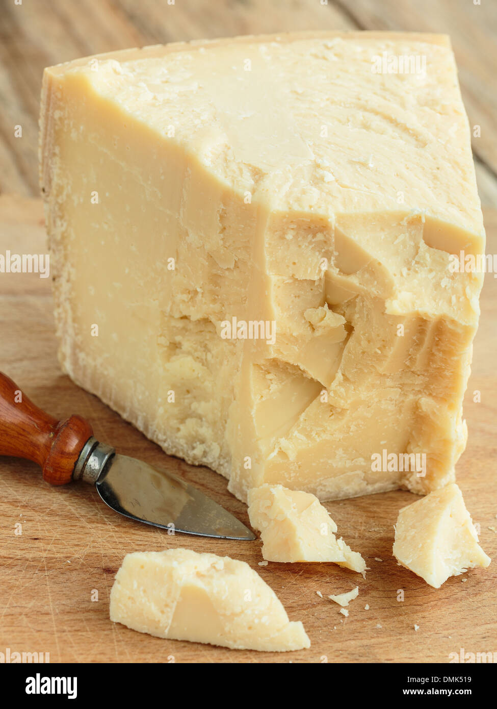 El Parmigiano Reggiano, el típico queso duro italiano Foto de stock