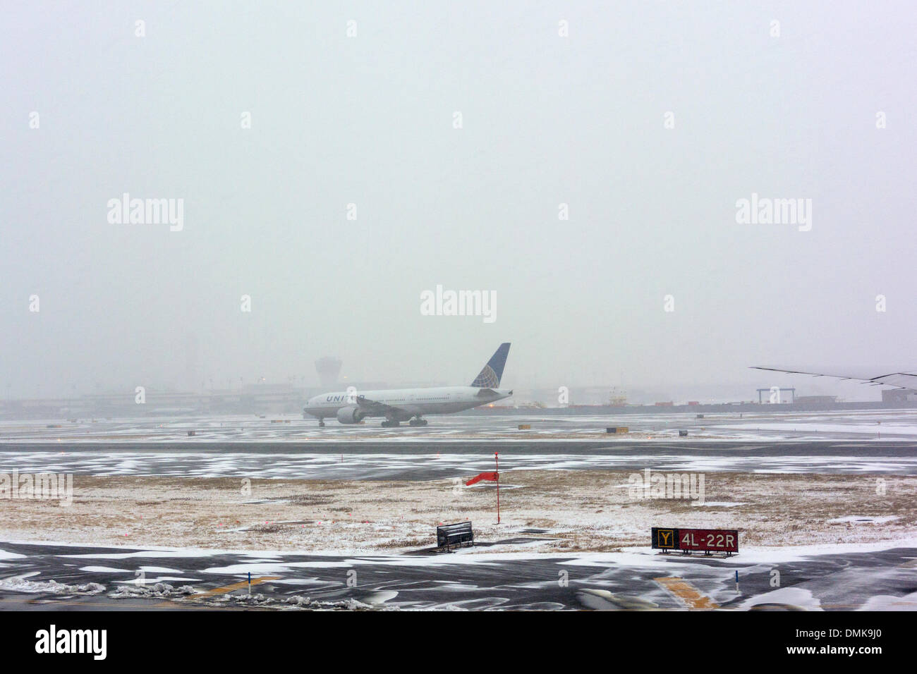 Cubiertas de nieve pista de aterrizaje en el Aeropuerto Internacional  Liberty de Newark (EWR), Nueva Jersey (Estados Unidos) durante la tormenta  de nieve del invierno Electra moviendo a lo largo de la