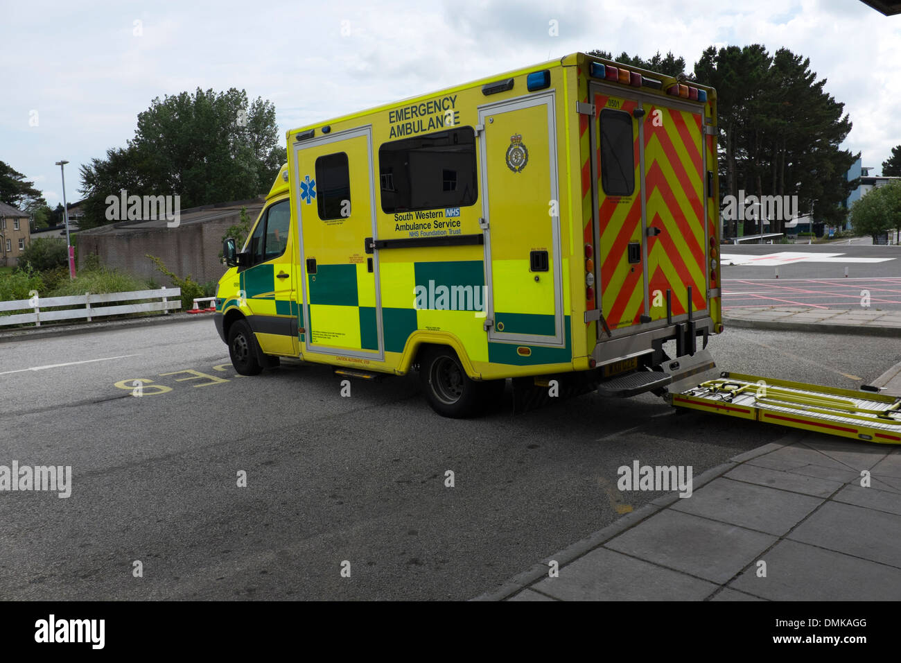 Ambulancia aparcada en A&E El Hospital de Urgencias y Accidentes Foto de stock