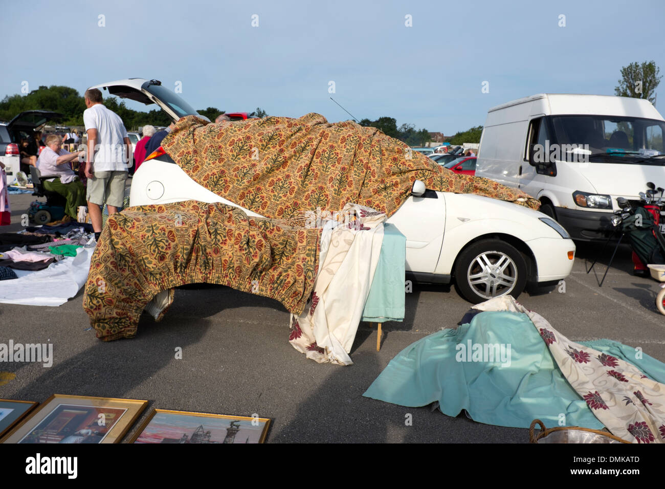 El maletero del coche ocupado compradores Venta de Patio Bric a Brac Foto de stock
