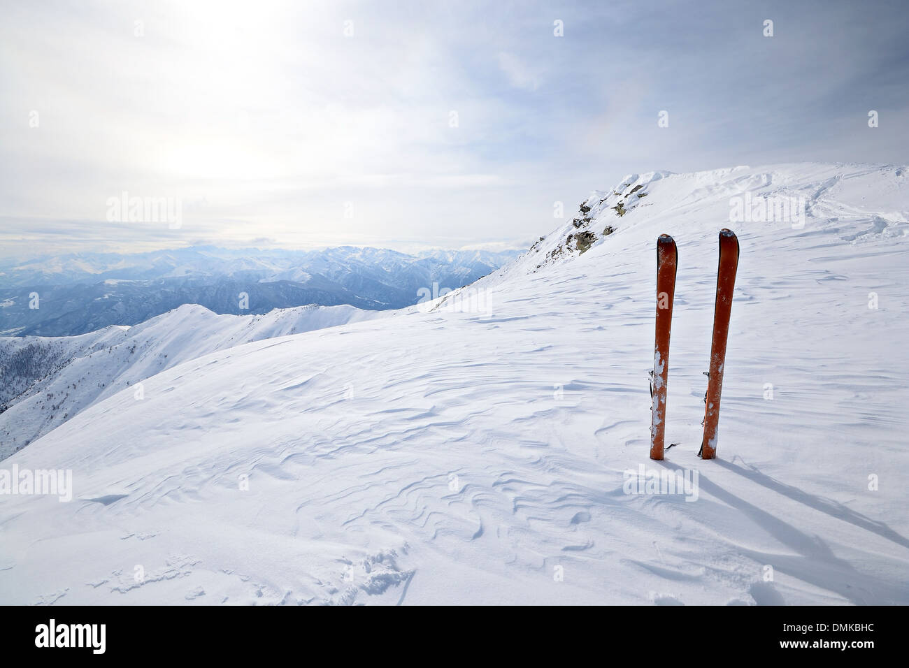 Back country ski y Ski tour en equipamiento escénico antecedentes alpino Foto de stock