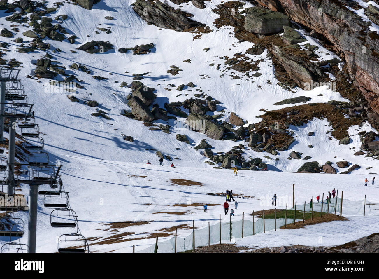 La gente esquiando en la estación de esquí de Alto Campoo, Provincia Cantabria, ESPAÑA Foto de stock