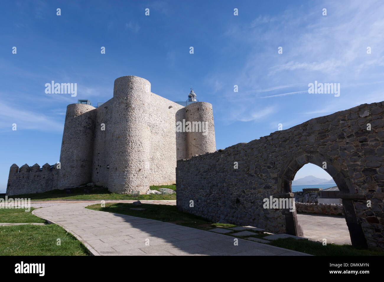 Castillo de Santa Ana se encuentra situado cerca del puerto de Castro Urdiales y albergaba un faro, Cantabria, ESPAÑA Foto de stock