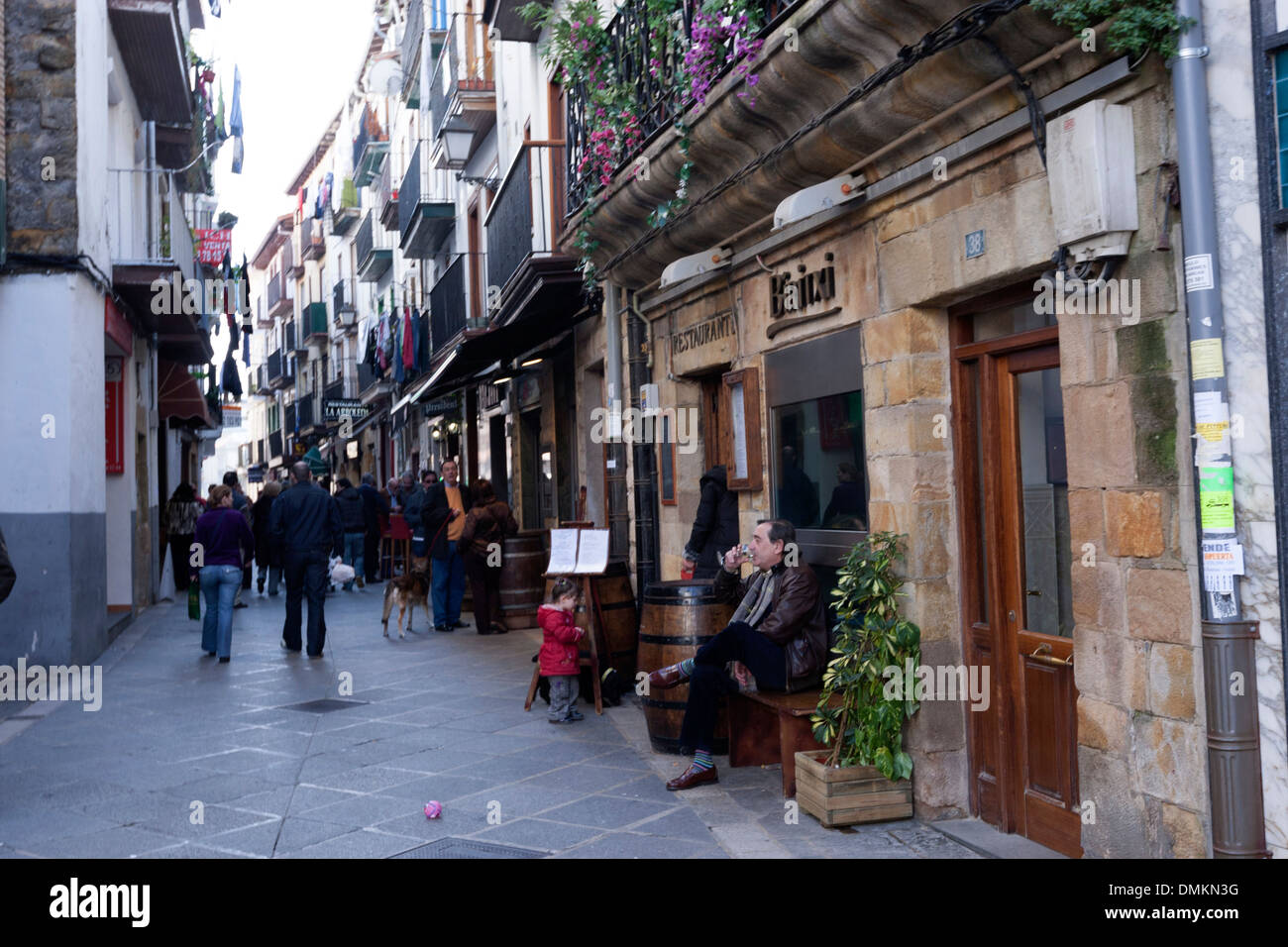 Castro Urdiales calle llena de bares con gente bebiendo y comiendo tapas, Cantabria, ESPAÑA Foto de stock