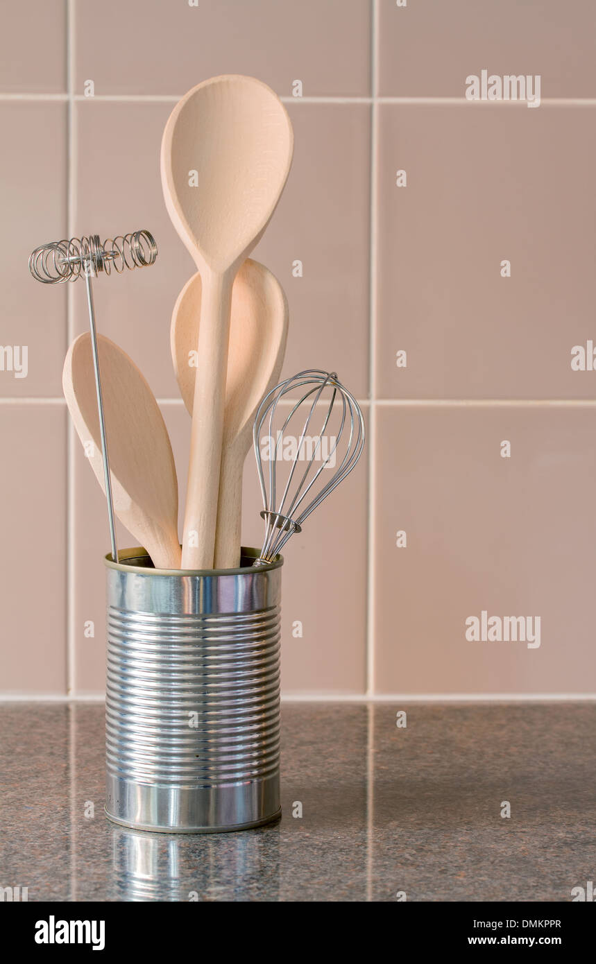 Utensilios de cocina en la mesa. El concepto de hogar Fotografía de stock -  Alamy