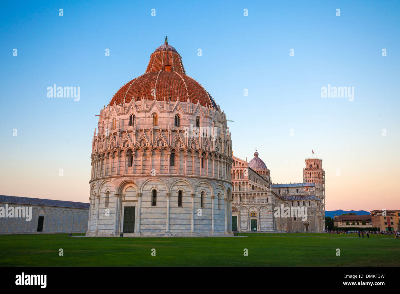 Pisa, Piazza del Duomo, con el Baptisterio, la basílica y la torre inclinada de Pisa, Italia Foto de stock