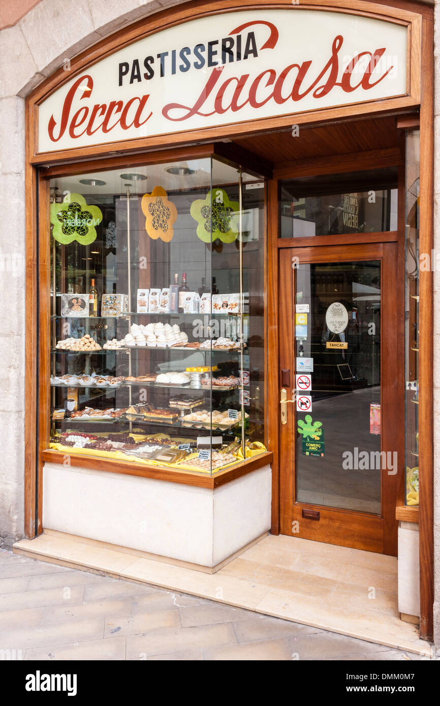 Pastelería tradicional de venta de pasteles locales en Figueres, España,  Europa Fotografía de stock - Alamy