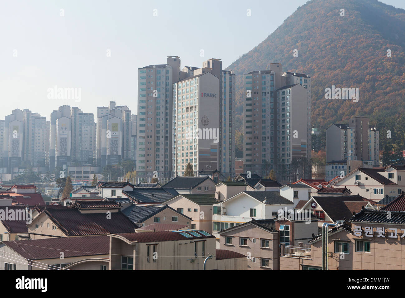 Los nuevos altos multi-vivienda complejas entre las casas unifamiliares tradicionales - Gimhae, Corea del Sur Foto de stock