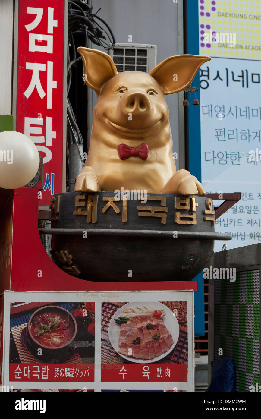Escaparate de un restaurante de especialidades de cerdo - Busan, Corea del Sur Foto de stock