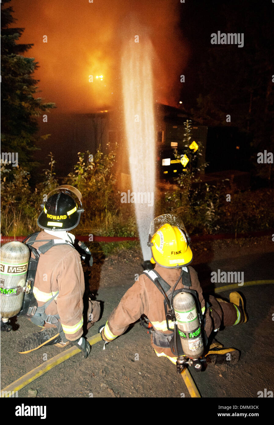 Whistler bomberos luchar contra un incendio masivo en el Whistler - Blackcomb tiendas industriales. Foto de stock